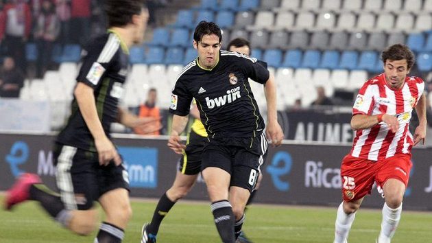 Kaká z Realu Madrid (uprostřed) střílí kolem Hernana Bernardella z Almeríi. Kaká z Realu Madrid (uprostřed) střílí kolem Hernana Bernardella z Almeríi.
