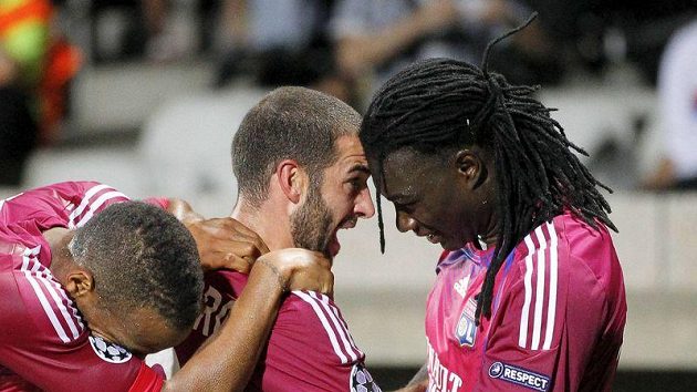 Fotbalisté Lyonu Bafetimbi Gomis (vpravo) a Lisandro Lopez (uprostřed) slaví jeden z gólůů, který přivodil senzaci, nebo možná i skandál. Fotbalisté Lyonu Bafetimbi Gomis (vpravo) a Lisandro Lopez (uprostřed) slaví jeden z gólůů, který přivodil senzaci, nebo možná i skandál.