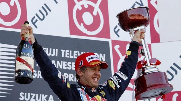 Sebastian Vettel oslavuje vítězství ve Velké ceně Japonska Sebastian Vettel oslavuje vítězství ve Velké ceně Japonska