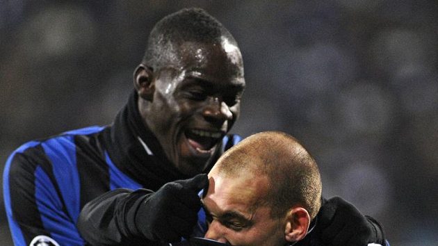 Wesley Sneijder (vpravo) a Mario Balotelli z Interu Milán se radují z branky. Wesley Sneijder (vpravo) a Mario Balotelli z Interu Milán se radují z branky.