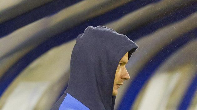 Zasmušilý Václav Svěrkoš na lavičce Baníku. Zasmušilý Václav Svěrkoš na lavičce Baníku.
