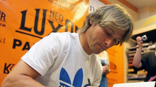 Pavel Nedvěd při autogramiádě své knihy. Pavel Nedvěd při autogramiádě své knihy.