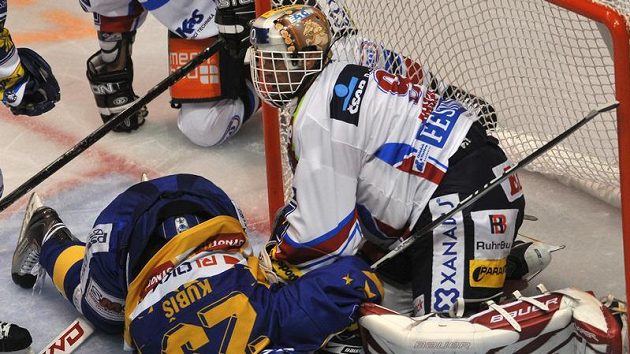 Zlínský hokejista Pavel Kubiš před pardubickým brankářem Dominikem Haškem Zlínský hokejista Pavel Kubiš před pardubickým brankářem Dominikem Haškem