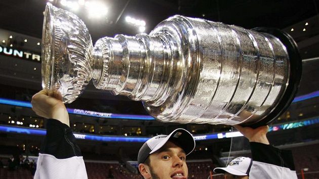 Jonathan Toews se Stanley Cupem nad hlavou. Jonathan Toews se Stanley Cupem nad hlavou.