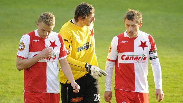 Slavisté (zleva) Petr Trapp, brankář Martin Vaniak a David Hubáček diskutují po prohraném utkání. Slavisté (zleva) Petr Trapp, brankář Martin Vaniak a David Hubáček diskutují po prohraném utkání.