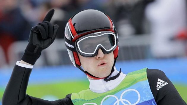 Švýcar Simon Ammann triumfoval v olympijském závodě na středním můstku. Švýcar Simon Ammann triumfoval v olympijském závodě na středním můstku.