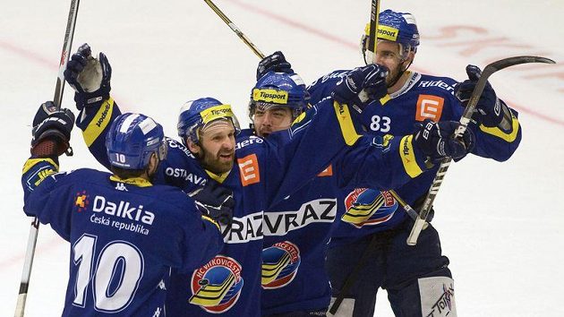 Hokejisté Vítkovic se radují z branky do českobudějovické sítě. Hokejisté Vítkovic se radují z branky do českobudějovické sítě.