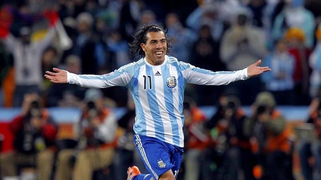 Argentinský útočník Carlos Tévez se raduje z branky. Argentinský útočník Carlos Tévez se raduje z branky.