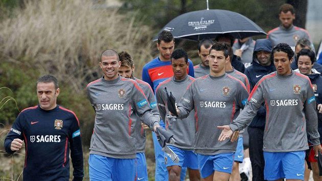 Cristiano Ronaldo (uprostřed) přichází se spoluhráči z portugalské reprezentace na trénink Cristiano Ronaldo (uprostřed) přichází se spoluhráči z portugalské reprezentace na trénink