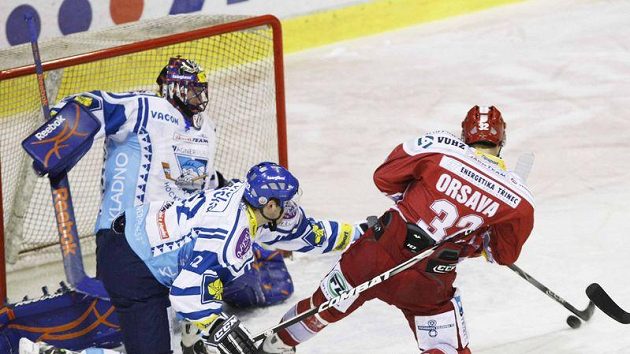 Třinecký forvard útočník Jakub Orsava (vpravo) se snaží překonat kladenského gólmana Lukáše Cikánka. Třinecký forvard útočník Jakub Orsava (vpravo) se snaží překonat kladenského gólmana Lukáše Cikánka.