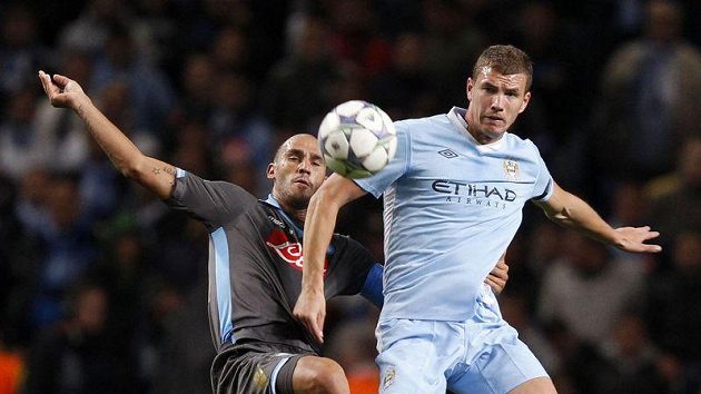 Edina Džeka (vpravo) z Manchesteru City stíhá neapolský Paolo Cannavaro v úvodním zápase Ligy mistrů, který skončil remízou. Edina Džeka (vpravo) z Manchesteru City stíhá neapolský Paolo Cannavaro v úvodním zápase Ligy mistrů, který skončil remízou.