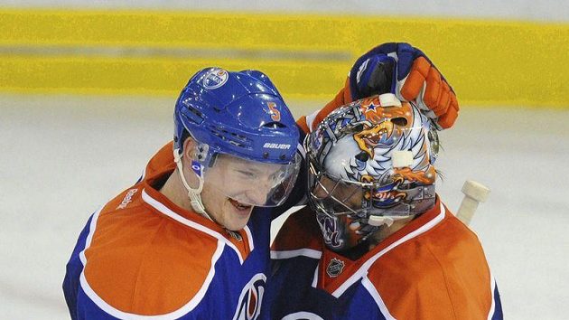 Obránce Ladislav Šmíd a gólman Nikolaj Chabibulin z Edmontonu. Obránce Ladislav Šmíd a gólman Nikolaj Chabibulin z Edmontonu.