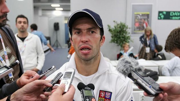Radek Štěpánek v obležení novinářů po daviscupovém utkání v Bělehradu Radek Štěpánek v obležení novinářů po daviscupovém utkání v Bělehradu