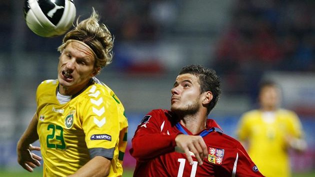 Daniel Pudil (vpravo) v hlavičkovém souboji s Litevcem Stankeviciusem. Daniel Pudil (vpravo) v hlavičkovém souboji s Litevcem Stankeviciusem.