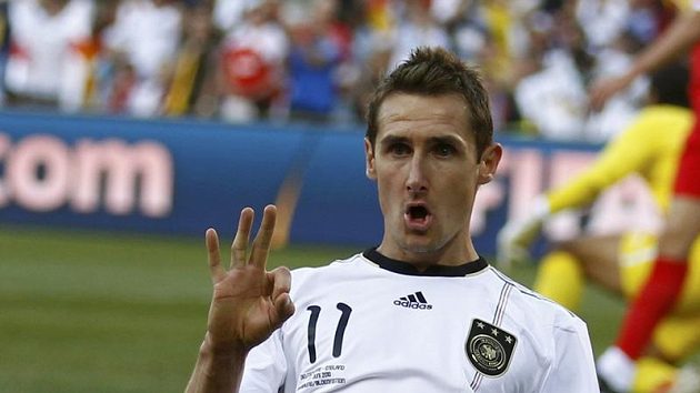 Německý útočník Miroslav Klose oslavuje svůj gól proti Anglii. Německý útočník Miroslav Klose oslavuje svůj gól proti Anglii.