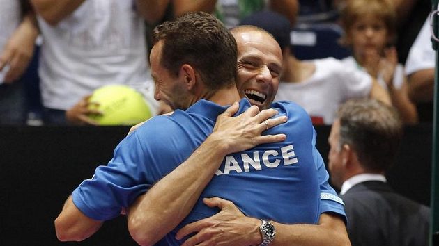 Tenista Michael Llodra oslavuje s nehrajícím kapitánem francouzského daviscupového týmu Guy Forgetem postup do semifinále Davis Cupu. Tenista Michael Llodra oslavuje s nehrajícím kapitánem francouzského daviscupového týmu Guy Forgetem postup do semifinále Davis Cupu.