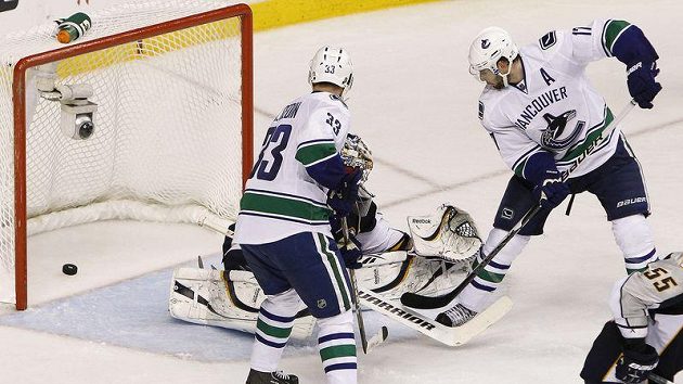 Ryan Kesler z Vancouveru (vpravo) se probudil v pravý čas. Ryan Kesler z Vancouveru (vpravo) se probudil v pravý čas.