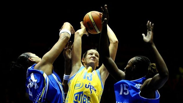 Petra Kulichová z USK Praha (uprostřed) se snaží prosadit proti basketbalistkám Salamanky. Petra Kulichová z USK Praha (uprostřed) se snaží prosadit proti basketbalistkám Salamanky.