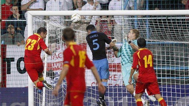 Černohorec Andrija Delibašič (vlevo) střílí gól do anglické sítě. Černohorec Andrija Delibašič (vlevo) střílí gól do anglické sítě.