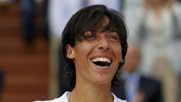 Italská tenistka Francesca Schiavoneová s trofejí pro vítězku French Open. Italská tenistka Francesca Schiavoneová s trofejí pro vítězku French Open.