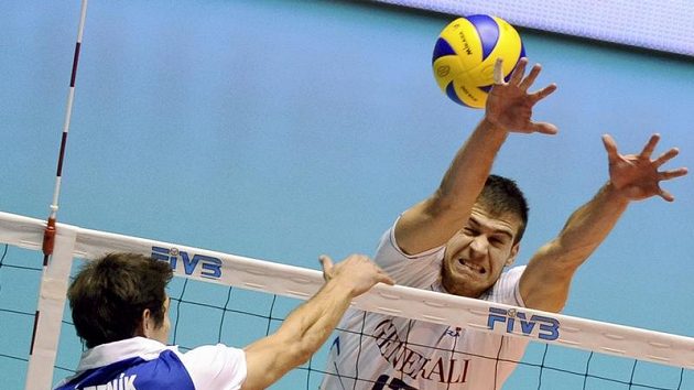 Český volejbalista Petr Pláteník (zády) smečuje v zápase s Francií. Český volejbalista Petr Pláteník (zády) smečuje v zápase s Francií.