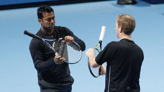 Ind Leander Paes (vlevo) a Lukáš Dlouhý na Turnaji mistrů v Paříži Ind Leander Paes (vlevo) a Lukáš Dlouhý na Turnaji mistrů v Paříži