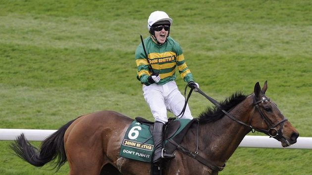 Tony McCoy v sedle hnědáka Don't Push It oslavuje triumf ve Velké národní v Liverpoolu. Tony McCoy v sedle hnědáka Don't Push It oslavuje triumf ve Velké národní v Liverpoolu.