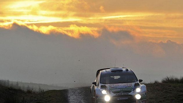 Finský pilot Jari Matti Latvala s fordem na cestě k vítězství při Britské rallye. Finský pilot Jari Matti Latvala s fordem na cestě k vítězství při Britské rallye.