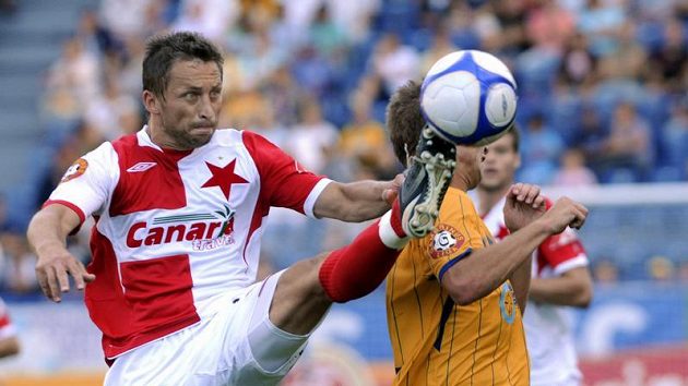 David Hubáček ze Slavie (vlevo) a teplický hráč Tomáš Vondrášek. David Hubáček ze Slavie (vlevo) a teplický hráč Tomáš Vondrášek.
