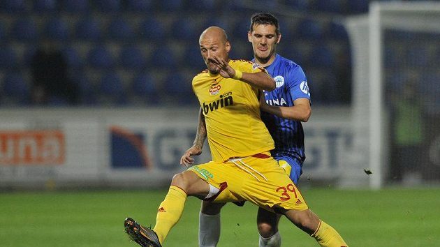 Renato Kelič z Liberce (vpravo) a Ivan Lietava z Dukly. Renato Kelič z Liberce (vpravo) a Ivan Lietava z Dukly.