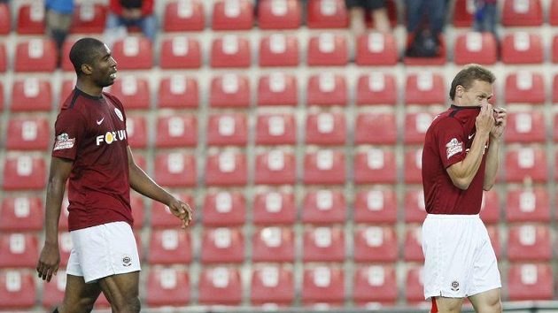 Sparťané Leonard Kweuke (vlevo) s Tomášem Zápotočným byli z remízy v Příbrami zklamaní. Sparťané Leonard Kweuke (vlevo) s Tomášem Zápotočným byli z remízy v Příbrami zklamaní.