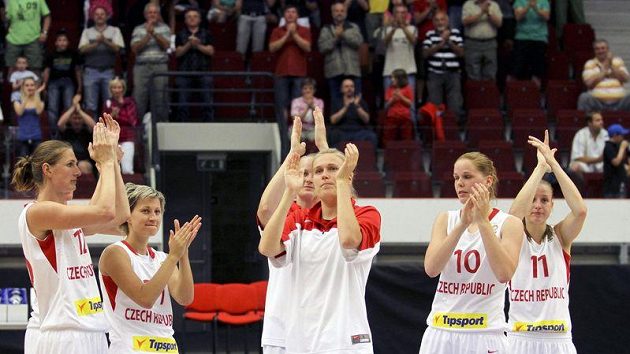 České basketbalistky slaví s diváky vítězství - ilustrační foto. České basketbalistky slaví s diváky vítězství - ilustrační foto.