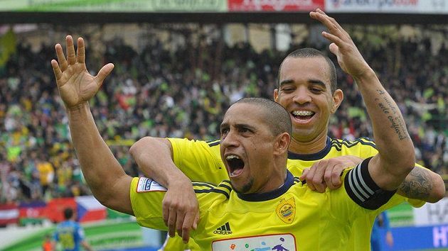 Roberto Carlos, brazilský kapitán ruské Machačkaly. Roberto Carlos, brazilský kapitán ruské Machačkaly.