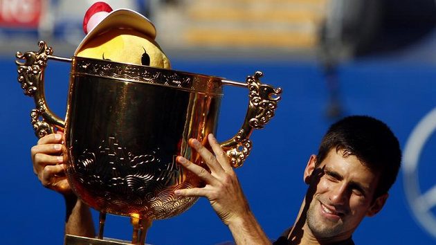Novak Djokovic s trofejí pro vítěze turnaje China Open v Pekingu. Novak Djokovic s trofejí pro vítěze turnaje China Open v Pekingu.