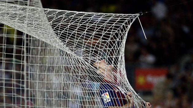 Špílmachr Barcelony Lionel Messi se houpe v síti Osasuny. Špílmachr Barcelony Lionel Messi se houpe v síti Osasuny.
