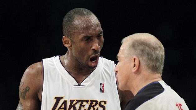 K rozhodčím si nebrala servítky ani největší hvězda Lakers Kobe Bryant. K rozhodčím si nebrala servítky ani největší hvězda Lakers Kobe Bryant.