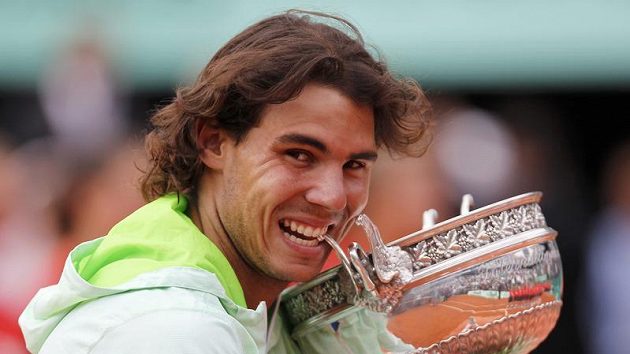 Rafael Nadal pózuje s trofejí pro vítěze French Open. Rafael Nadal pózuje s trofejí pro vítěze French Open.