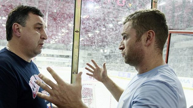 Petr Bílek (vlevo) v rozhovoru s hokejistou Jaroslavem Bednářem Petr Bílek (vlevo) v rozhovoru s hokejistou Jaroslavem Bednářem