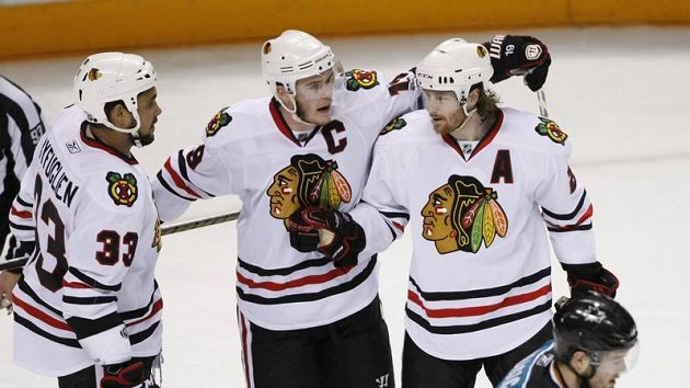 Hokejisté Chicaga (zleva) Dustin Byfuglien, Jonathan Toews, a Duncan Keith Hokejisté Chicaga (zleva) Dustin Byfuglien, Jonathan Toews, a Duncan Keith
