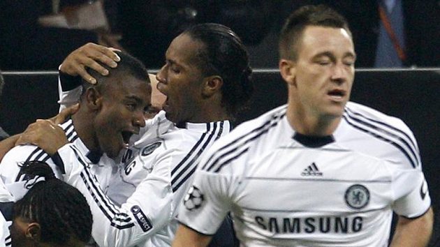 Radost fotbalistů Chelsea z gólu Salomona Kaloua (vlevo) v prvním zápase proti Interu. Radost fotbalistů Chelsea z gólu Salomona Kaloua (vlevo) v prvním zápase proti Interu.