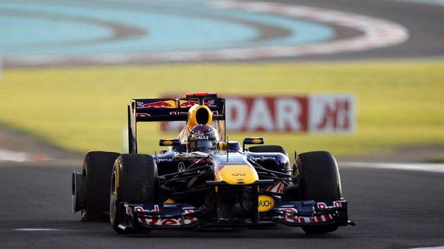 Sebastian Vettel míří s prázdným zadním kolem do boxů v Abú Zabí. Sebastian Vettel míří s prázdným zadním kolem do boxů v Abú Zabí.