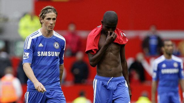 Zklamaní Fernando Torres (vlevo) a Ramires po utkání s Manchesterem Zklamaní Fernando Torres (vlevo) a Ramires po utkání s Manchesterem