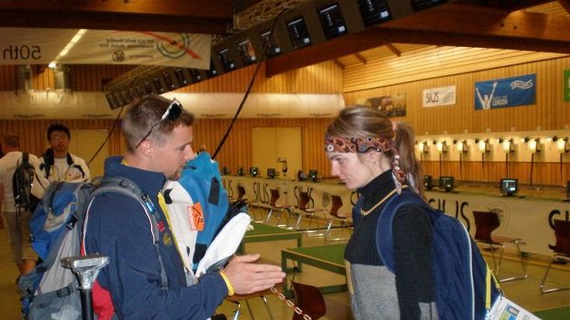 Kateřina Emmons v rozhovoru se svým manželem Mattem. Kateřina Emmons v rozhovoru se svým manželem Mattem.