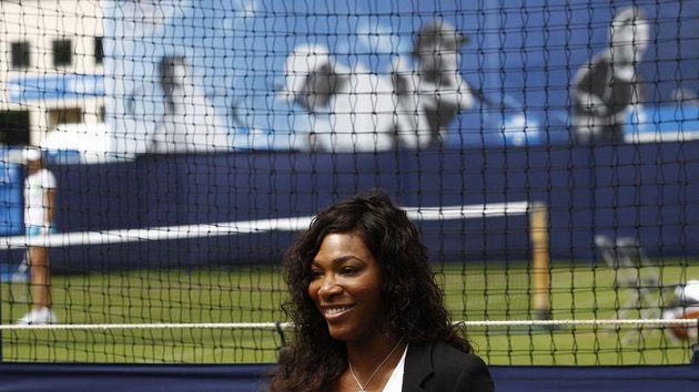 Serena Williamsová mluví s novináři před turnajem v Eastbourne Serena Williamsová mluví s novináři před turnajem v Eastbourne