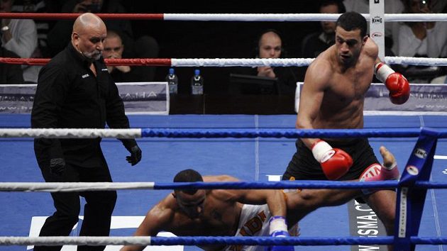 Badr Hari (vpravo) sráží Mourada Bouzidiho v zápase o mistra světa na turnaji bojových sportů It's showtime v pražské O2 Areně. Badr Hari (vpravo) sráží Mourada Bouzidiho v zápase o mistra světa na turnaji bojových sportů It's showtime v pražské O2 Areně.