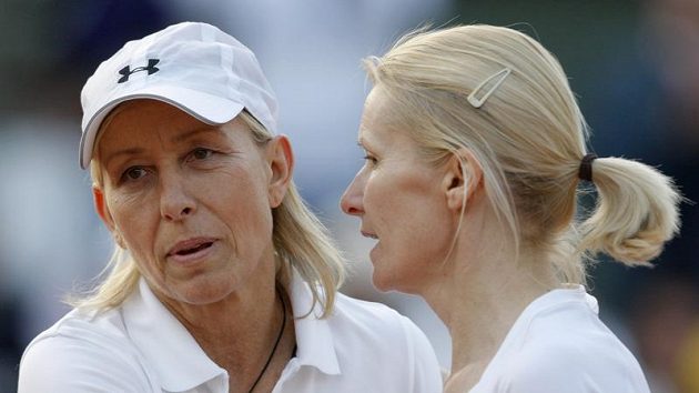Americká tenistka českého původu Martina Navrátilová (vlevo) a Češka Martina Novotná během zápasu legend v Paříži. Americká tenistka českého původu Martina Navrátilová (vlevo) a Češka Martina Novotná během zápasu legend v Paříži.