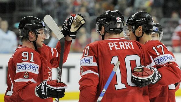 Kanadští hokejisté Steve Stamkos (vlevo), Corey Perry (uprostřed) a Rene Bourque se radují z branky. Kanadští hokejisté Steve Stamkos (vlevo), Corey Perry (uprostřed) a Rene Bourque se radují z branky.
