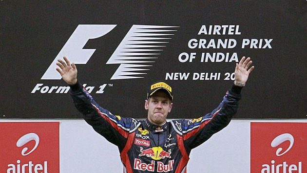 Sebastian Vettel se raduje z vítězství ve Velké ceně Indie. Sebastian Vettel se raduje z vítězství ve Velké ceně Indie.