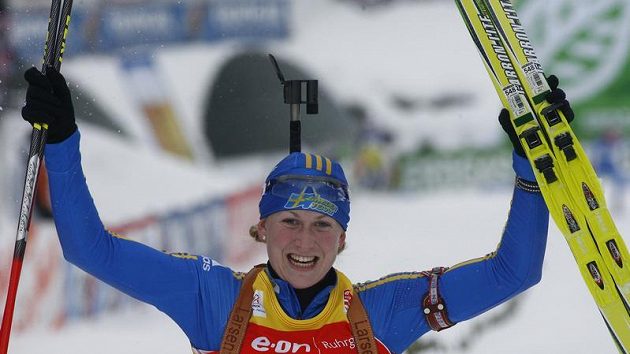 Švédská biatlonistka Helena Jonssonová se raduje z vítězství v závodě na 10 kilometrů v Hochfilzenu. Švédská biatlonistka Helena Jonssonová se raduje z vítězství v závodě na 10 kilometrů v Hochfilzenu.