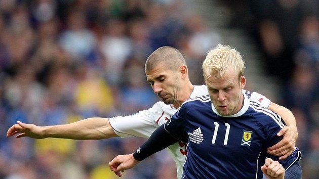 Skot Steven Naismith (vpředu) v souboji s Janem Rezkem. Skot Steven Naismith (vpředu) v souboji s Janem Rezkem.